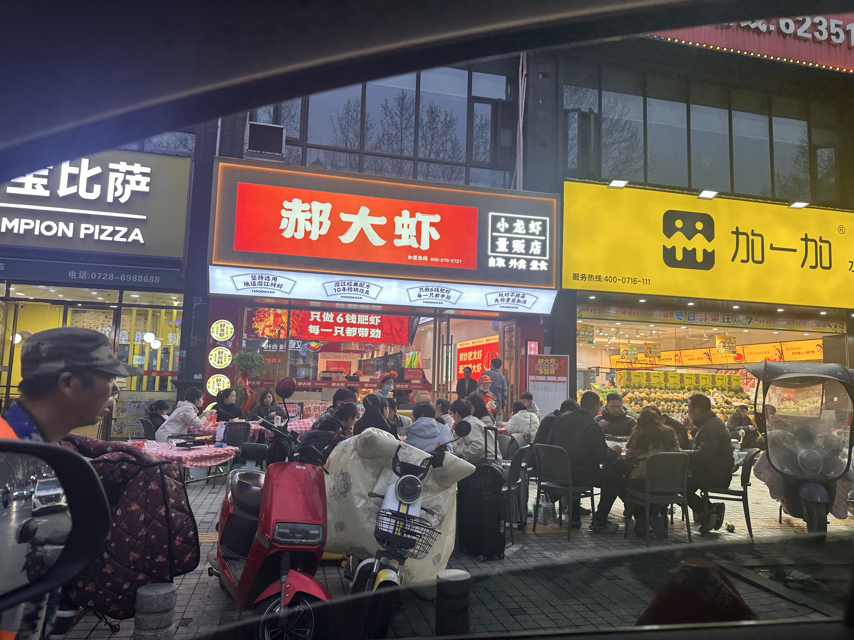 夏日龙虾季，郝大虾门店推"吃虾送同款调料包"宠粉