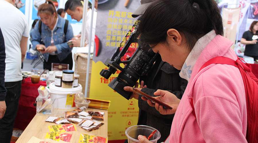 郝大虾龙虾调料轰动第六届中国食材电商节，接受媒体争相报道（视频）