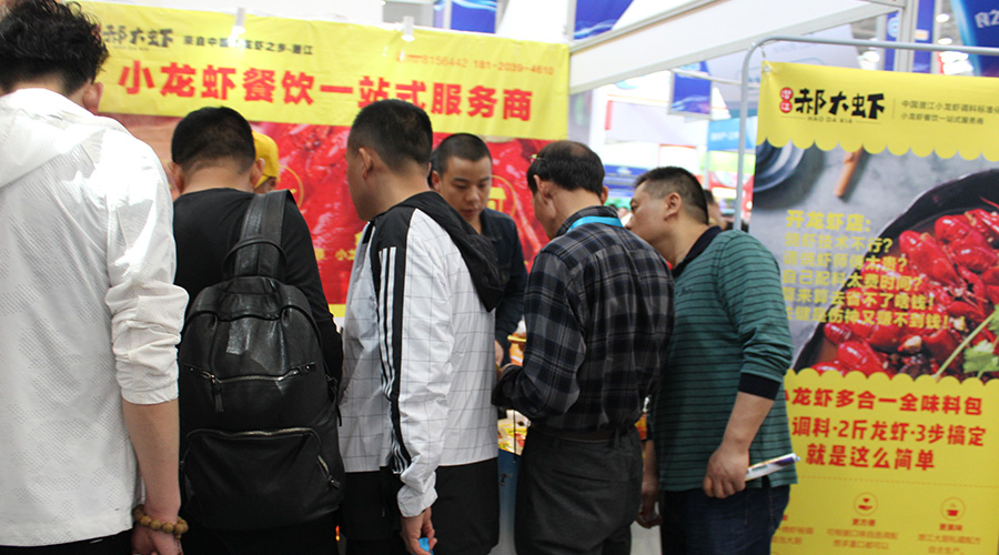 郝大虾被誉为“神奇调料”烹制油焖大虾亮相第六届中国食材电商节